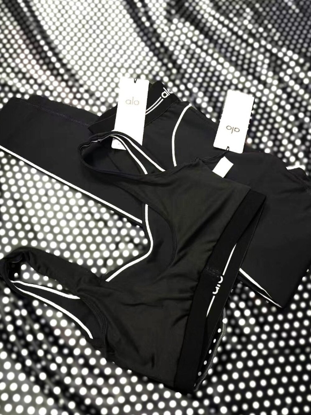 Brand New ALO Airbrush Heart Throb Yoga Set (Black & White) - Picture 9 of 11